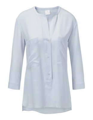 Kragenlose Seidenbluse mit Krempel-Ärmeln